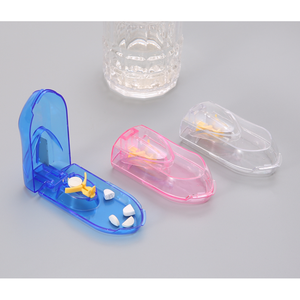 Coupe-pilules portable et boîte de rangement en plastique transparent bleu rose pour l'organisation des médicaments - Product Image 1