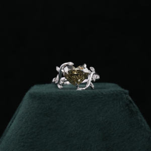 Bague de mariage en plaqué or blanc massif 18KT en forme de cœur vert diamant cultivé en laboratoire pierre latérale design personnalisé style tendance IGI - Product Image 2