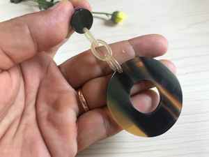 Boucles d'oreilles en corne naturelle de meilleure qualité pour femmes à la mode Buffalo Cow Horn Color Natural Design from India - Product Image 3