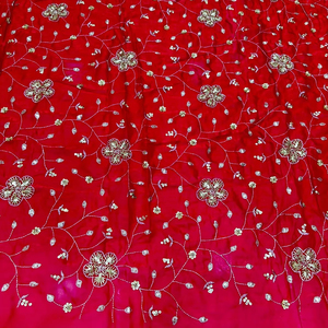 Tissu brodé en soie de qualité supérieure multicolore avec perles et motifs floraux en pierre pour les tenues ethniques comme les saris, les lehengas et les costumes. - Product Image 1