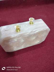 Color granate hecho a medida con bordes de cristal diseñado embragues de resina con cristales embellecidos para tiendas de accesorios de moda - Product Image 3