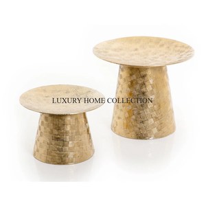 Plateau de service élégant en laiton et cuivre bicolore avec surface réfléchissante lisse, excellent pour les intérieurs de luxe. - Product Image 4