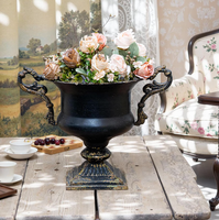 Urne décorative vintage noire et or en métal avec poignées à motifs, finition antique en fonte ou en aluminium, vase à fleurs décoratif