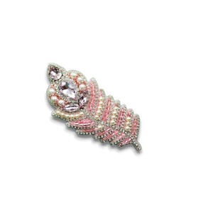 Forma de caja con broche bordado de cristal bordado a mano y broche de moda con cuentas de alambre de lingotes - Product Image 3