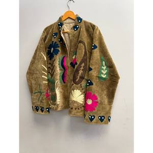 Veste matelassée en velours brunâtre Fezan Handicrafts, vente en gros, broderie florale Suzani, deux poches latérales, style bohème hippie, séchage rapide - Product Image 4