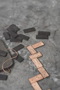 Juego de dominó de madera de colores de ILAHI, doble seis dominó con caja de madera, 28 Uds., diseño rectangular tallado respetuoso con el medio ambiente - Product Image 4