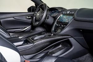 NICELY UAED 2023 DBX 707 AWD SUV, Motor de 9 Velocidades, 697 HP, 4L V8 - Product Image 4