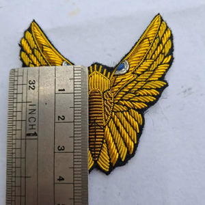 ป้ายปักลายแมลงปอแบบทำมือด้วยลวดทองคำ - เข็มกลัดรูปด้วงมีปีกทำจากด้ายไหมสีทองและสีเงิน - งานปักแมลง 3 มิติสุดหรู - Product Image 1