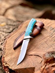 Couteau de chasse artisanal en acier au carbone avec lame partiellement dentelée, manche en résine, étui en cuir, léger et durable - Product Image 4