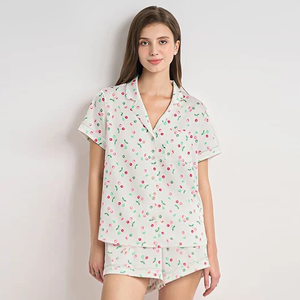 Pyjama court en satin personnalisable pour femmes, vêtements de nuit d'été élégants avec taille élastique et fermeture à boutons, caractéristiques lisses - Product Image 1