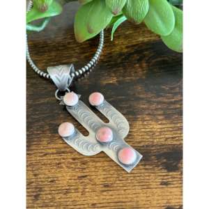 จี้เงินแท้รูปกระบองเพชรสีชมพู โทนี่ ยาซซี่ พิงค์ คอนช์ - Product Image 3