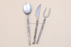 Ensemble de vaisselle élégant antique forgé à la main torsadé médiéval à poignée frisée 3 pièces - Product Image 1