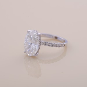 แหวนหมั้นและแต่งงานเพชรทรงรีเพาะเลี้ยงในห้องปฏิบัติการ ได้รับการรับรองจาก IGI พร้อมวงแหวนแบบซ่อน Halo ประดับเพชรในทองคำขาว/โรสโกลด์/ทองคำเหลือง 9K พร้อมแถบ Pavé - Product Image 2