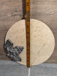 Planche à découper ronde élégante en marbre crème, motif raisins, idéale pour servir en cuisine et pour les occasions spéciales, en provenance d'Inde - Product Image 4