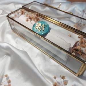 Boîte de défilement en verre métallique intemporelle et élégante avec des détails de défilement classiques pour un rangement sophistiqué et un attrait décoratif - Product Image 1