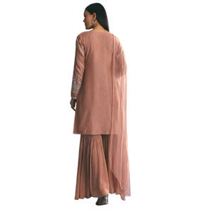 Vente en gros Peach Silk Kurta Sharara Suit avec Cutdana Sequins Work pour la fête de mariage Wear Festive Reception and Custom Orders - Product Image 4