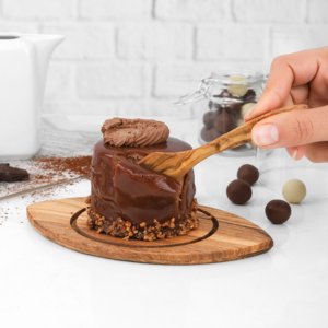 Serveur de gâteaux rustique écologique fait à la main Présentoir à desserts de qualité supérieure avec dôme et petite cuillère en bois d'olivier - Product Image 4