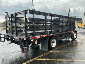 Camión Tractor Comercial de Servicio Pesado 6x4 con Plataforma Plana, Equipado con Racks de Estacas/Puerta Trasera Elevadora, Diésel para Operaciones en Carretera - Product Image 3