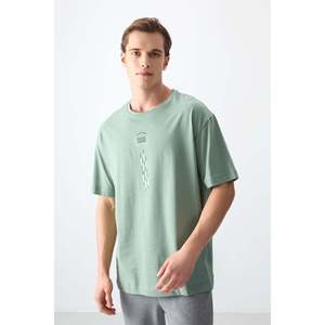 เสื้อยืดพิมพ์ลายเนื้อผ้าหนานุ่ม 100% คอตตอน สีเขียวกระบองเพชร ทรงโอเวอร์ไซส์ สำหรับผู้ชาย ยี่ห้อแอร์ จอนส์ - รุ่น 88355 - Product Image 4