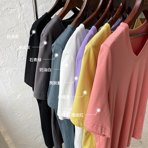 T-shirt à manches courtes pour femmes avec col en V pour hommes, logo imprimé personnalisé en vente - Product Image 3