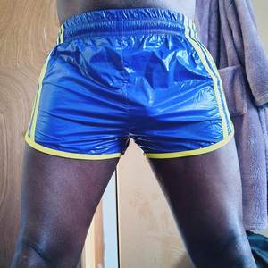 กางเกงยิมชาย 90% โพลีเอสเตอร์ 10% สแปนเด็กซ์ แบบรัดรูป 5 นิ้ว แห้งเร็ว ระบายอากาศได้ดี สีและโลโก้ปรับแต่งได้ บริการ OEM - Product Image 3