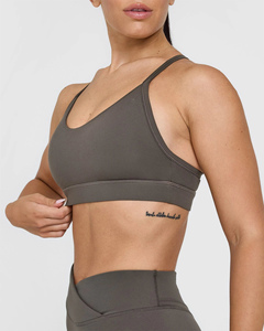 Pantalones cortos de cintura torcida unificada de color topo profundo de alta demanda y Sujetador deportivo de cuello redondo para todos los días conjunto de 2 piezas de gimnasio de entrenamiento para mujer - Product Image 4