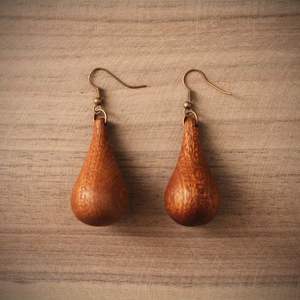 Boucles d'oreilles en bois élégantes de style rétro vintage Conception de goutte à coupe creuse pour les mariages - Product Image 2