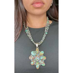 Collier Betty Tom Royston en turquoise et diamants, motif floral en or blanc, sertissage clos, placage rhodium, incrustation de topaze taille princesse - Product Image 4