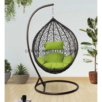 Balançoires luxueuses en métal et en rotin avec des conceptions ergonomiques pour un confort supérieur et des caractéristiques élégantes en métaux durables