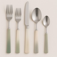 Couverts en acier miroir de qualité supérieure avec poignées en résine effet écaille de tortue Couverts élégants de cinq pièces pour table à manger moderne