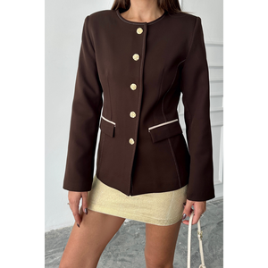 Chaqueta Blazer Marrón para Mujer con Detalle de Ribete en los Bolsillos y Cuello Redondo - Product Image 6