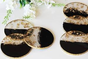 Posavasos de té de resina blanco y negro redondo personalizable de alta calidad en artesanías de resina Multicolor para decoración del hogar - Product Image 2