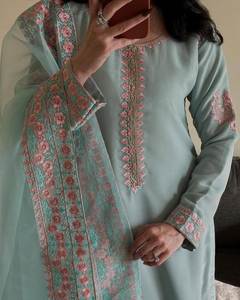 Traje Sharara de Diseño Nuevo con Bordado Elástico Completo, Estilo Georgette, Corte Ajustado, para Fiesta - Product Image 4