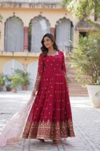 Traje de fantasía de diseñador Última colección El mejor vestido floreciente de imitación Dupatta con bordado Zari Lentejuelas Trabajo Compras en línea India - Product Image 5