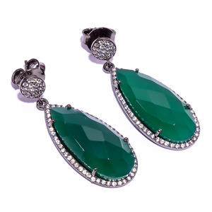 Pendientes de Plata de Ley 925 con Calcedonia Verde, Diseño Único, Joyería Natural Minimalista para Bodas y Fiestas para Mujer - Product Image 1