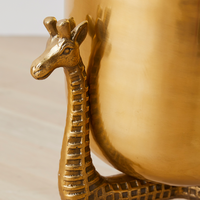 Jardinière en métal plaqué or antique avec base unique en forme de girafe, parfaite pour la décoration florale élégante du salon