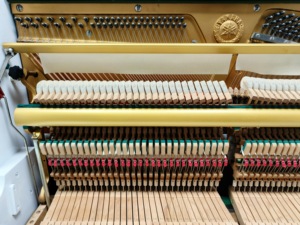 Piano droit Yamaha U1E 88 touches, finition blanche, style classique, touches lestées, montage au sol, plancher en bois massif, 897619 - Product Image 5