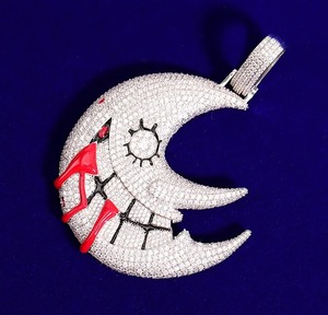 Colgante de Cara de Luna con Incrustaciones de Diamantes de Moissanita y Esmalte Rojo, Elaborado en Plata 925, Estilo Hip Hop, Lujoso y Elegante - Product Image 3