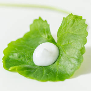 Crème Corporelle Éclaircissante Bowa à l'Eau de Feuille de Centella Asiatica, Ingrédients Biologiques, Parfum Naturel, Soin des Poils Incarnés, Exfoliation, Unification du Teint - Product Image 3
