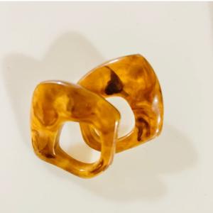 Vente en gros personnalisée de la meilleure qualité, fabriquée à la main et polie, belle bague en résine colorée pour femmes de l'Inde - Product Image 1