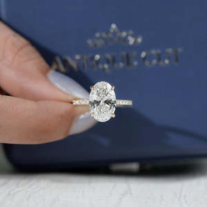 Anillo de Compromiso Ovalado con Halo Oculto Certificado por IGI, con Banda de Diamantes Pavé, Colección de Anillos de Diamantes en Oro Amarillo - Product Image 6