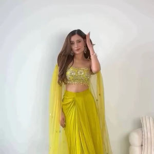 Último Diseño de Ropa de Fiesta y Boda, Choli de Seda Chinon con Bordado de Lentejuelas, con Dhoti y Chal, Completamente Cosido, Listo para Usar - Product Image 1