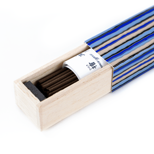 Incienso Kayuragi de 40 Varillas con Soporte, Aromas para el Hogar y Spa, Caja de Madera y Almizcle, Aroma a Lavanda y Madera de Alce - Product Image 1