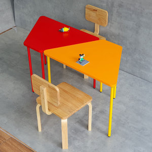 Ensemble table et chaises de maternelle au design moderne KGD041, forme trapézoïdale, en plastique confortable, avec 4 chaises pour les écoles - Product Image 6