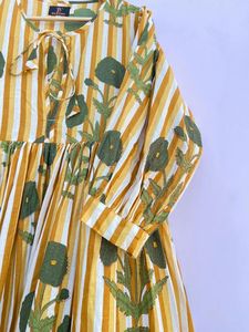 Kyra ชุดเดรสมิดิของผู้หญิงชุดเดรสพิมพ์ลายดอกไม้หรูหราสำหรับฤดูร้อนชุดเดรสผ้าคอตตอนเนื้อนุ่มลำลองสายสั้นของขวัญสำหรับคนที่คุณรัก - Product Image 3