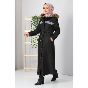 Chaqueta Larga de Mezclilla Bordada con Detalles Intrincados - Product Image 1