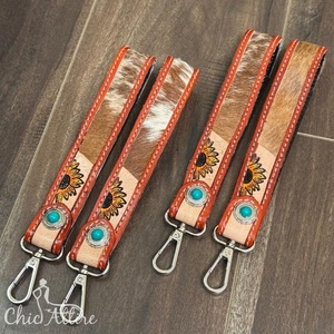 Bracelet porte-clés en cuir repoussé à la main de haute qualité avec conception de tournesol en peau de vache et lanières de poignet élégantes en pierre turquoise - Product Image 1