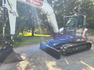 Mini-excavatrice compacte sur chenilles de 8 tonnes avec moteur Doosan 12 kW, puissance de creusement élevée pour la construction, l'agriculture et l'aménagement paysager - Product Image 1