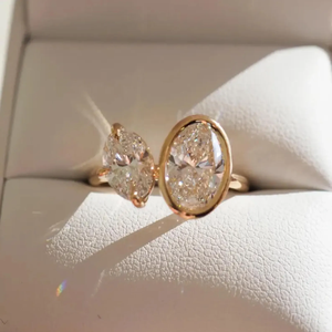 Anillo de Compromiso con Diamante Cultivado en Laboratorio Toi Et Moi de 2.70 CTW, Corte Ovalado, Diamantes Certificados por IGI, Diseño de Engaste de Bisel en Oro Sólido de 14K - Product Image 6