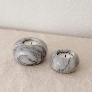 Porte-bougie décoratif en métal et marbre artisanal - Décoration écologique de Noël et de Pâques qui apporte une beauté naturelle et un éclairage chaleureux - Product Image 1